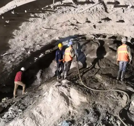 谢通门拱顶带模注浆料的施工流程及注意事项